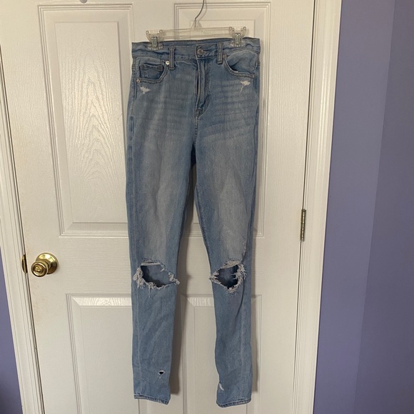 American Eagle Outfitters Denim - NWOT American eagle ripped mom jeans